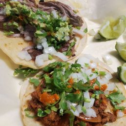 Dos Tacos Mexicanos / Two Mexican Tacos