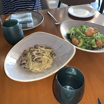 Lorenzo's - Linguine ai funghi & Crispy Chicken Salad - Italian Near Me - Cancún, AGU