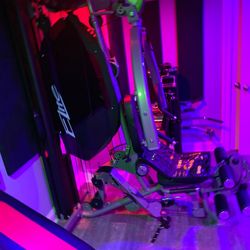 Fitness Showrooms of Li - Looks pretty but the guys who were hired didn't know the first thing about how to assemble a weight machine!