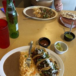 Tacos Con arroz y Frijoles y Un 5. Bistec a la Mexicana Plate Tacos Con arroz y Frijoles y Un 5. Bistec a la Mexicana Plate