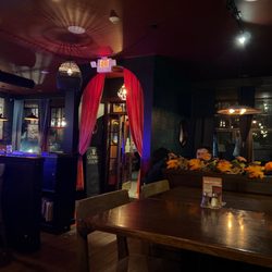 Tavern On Broadway - Entry way