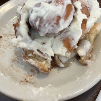 Flat Tire Diner - This cinnamon roll is awwwweesome! - American Near Me - Old Hickory, Tennessee