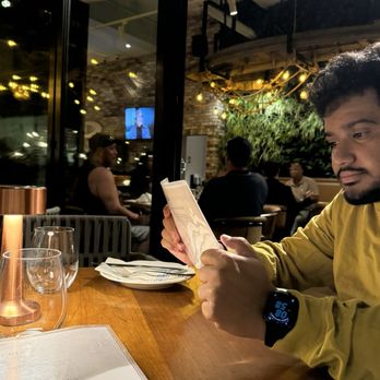 Herringbone Waikiki - Ambience - Seafood Near Me - Honolulu, Hawaii