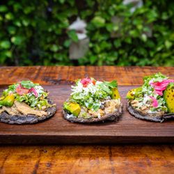 Evass - TACOS DE CARNITAS DE PATO105 Aceite de Coco / Salsa de Piña / Maracuyá / Habanero
