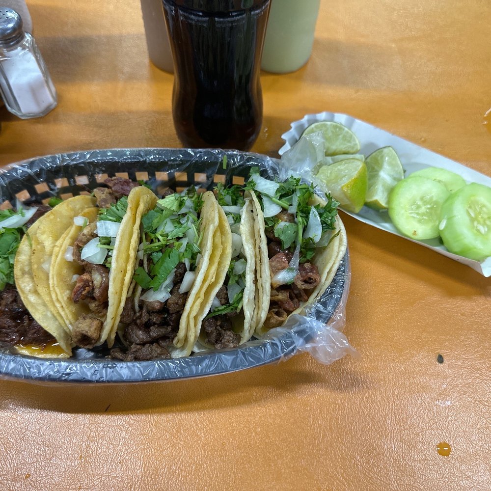 tacos de tripa, asada y cabeza tacos de tripa, asada y cabeza