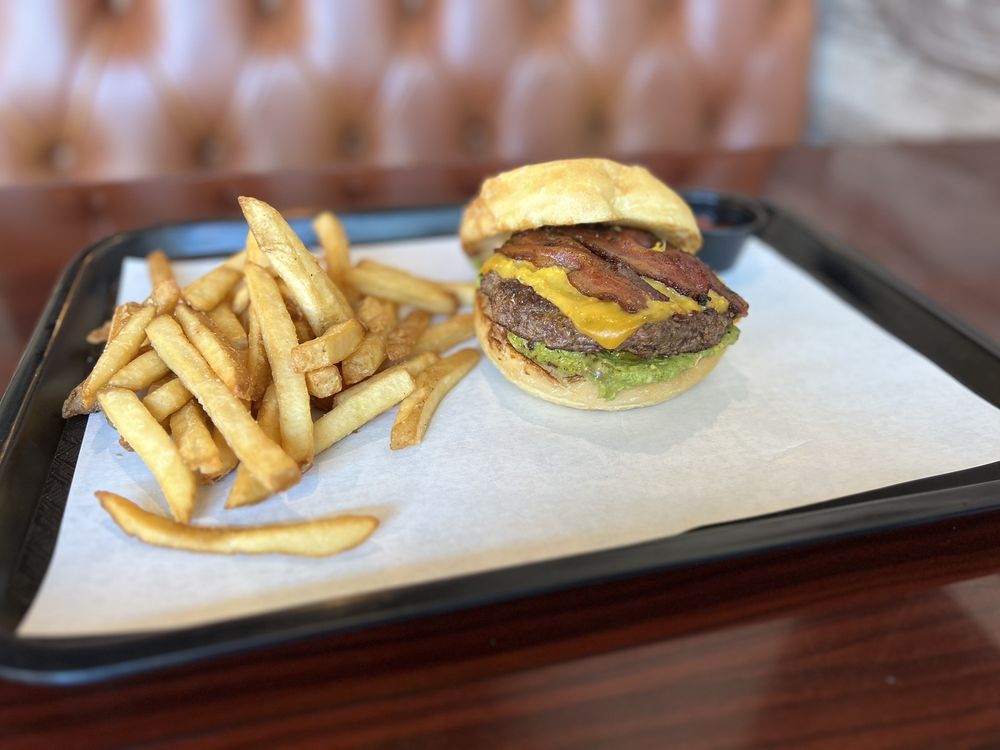 FAMOUS BURGERS & BREW Updated September 2024 1092 Photos & 2114