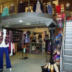 Kingdom - La tienda tiene un segundo piso donde se oferta la ropa de dama, niña y accesorios.
