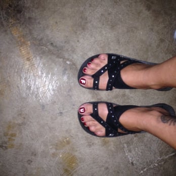 Kahale's - Look closely.. One of their servers uses her toes to subtlety show troublesome patrons how she feels :) - Dive Bars Near Me - Kihei, Hawaii