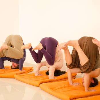 Yoga et méditation Paris - La posture du clown, une posture inversée facile. - Yoga Near Me - Paris, 75 Yoga et méditation Paris - La posture du clown, une posture inversée facile. - Yoga Near Me - Paris, 75