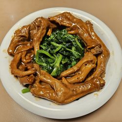 Braised Goose Feet in Abalone Sauce with Snow Pea Leaves
