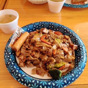 Satay Thai - Pad see ew - comes with soup and a choice of spring roll or salad - Thai Near Me - Nashville, Tennessee Satay Thai - Pad see ew - comes with soup and a choice of spring roll or salad - Thai Near Me - Nashville, Tennessee