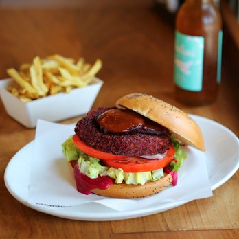 Bacoa - ¡Nueva Especial de Verano de edición limitada! Se llama Roast Beet, es de remolacha y quinoa. - Burgers Near Me - Barcelona, B