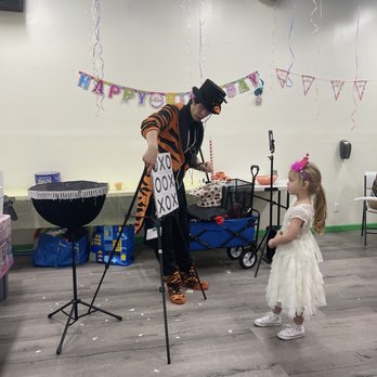 Eric Qiu - With the birthday girl - Magicians Near Me