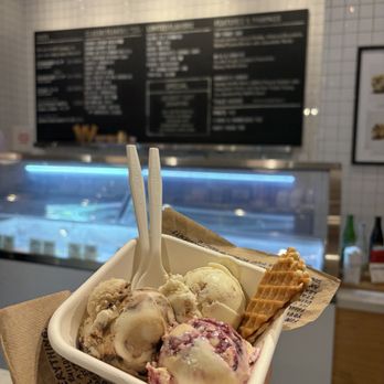 Jeni's Splendid Ice Creams - Brambleberry crisp Basque cheesecake, Key Lime Pie, Black Tie Tiramisu - Ice Cream & Frozen Yogurt Near Me - Winter Park, Florida