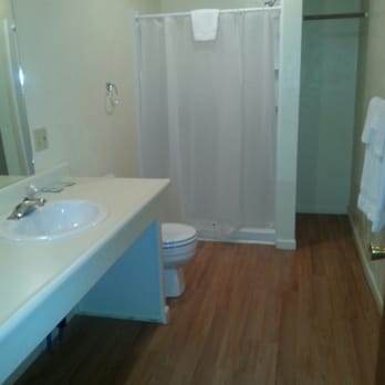 Lee Vining Motel - Bathroom isn't so bad--for a motel - Hotels Near Me - Lee Vining, California