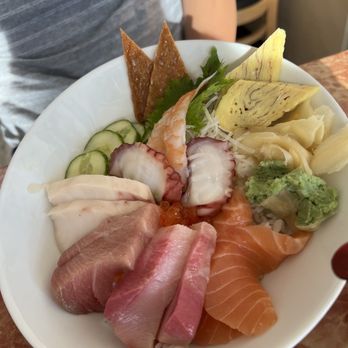 Q Sushi Bar & Kitchen - Chirashi with no surf clam - Japanese Near Me - Lynnwood, Washington Q Sushi Bar & Kitchen - Chirashi with no surf clam - Japanese Near Me - Lynnwood, Washington