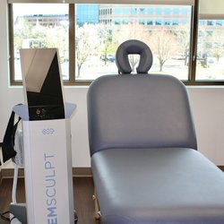 Advanced Body Sculpting Institute - Once in the Emsculpt room, I laid on the treatment chair & Dana strapped the Emsculpt paddle onto my abdomen.