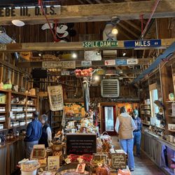 Knaebe's Mmmunchy Krunchy Apple Farm - Canned goods area