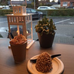 Lagkagehuset - Chocolatte (38kr) og flødebolle med karamel i midten (20kr)