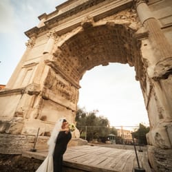 Gianni Fantauzzi - Wedding in Rome. Bride & Groom in a romantic pose under Tito's Arch inside the Roman Forum