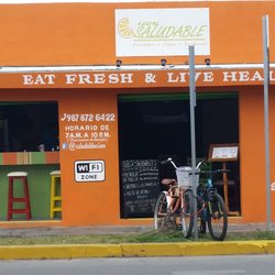 100% Saludable - A breezy restaurant at a busy intersection