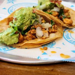 Sabor Latin Street Grill - University - Grilled chicken tacos con guacamole