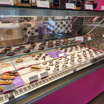 Le Macaron French Pastries - Patisserie/Cake Shop Near Me - Oak Brook, Illinois