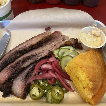 Downtown Barbecue - Brisket w/ corn bread & MAC N CHEESE - Barbeque Near Me - Santa Rosa, California