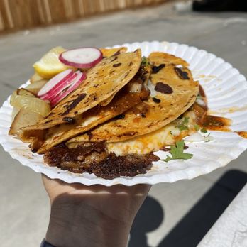 Rey de Reyes - Tacos de barbacoa with everything - Food Trucks Near Me - Turlock, California