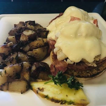 Egghead's Restaurant - Crab Egg's Benedict - Breakfast & Brunch Near Me - Fort Bragg, California