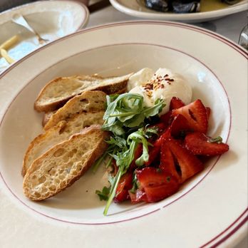 Le Diplomate - Burrata - Brasseries Near Me - Washington, DC, District of Columbia Le Diplomate - Burrata - Brasseries Near Me - Washington, DC, District of Columbia