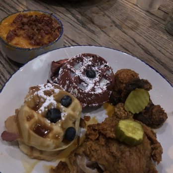 Taste Bar + Kitchen - Nashville Hot Chicken and Waffle Bacon, Gouda Mac and Cheese - Cocktail Bars Near Me - Houston, Texas