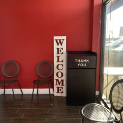 Harold's chicken #41 Addison - Waiting area