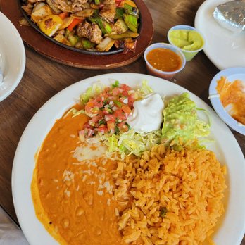 Taco Riendo - mexican food on a table - Mexican Near Me - Bristol, Virginia