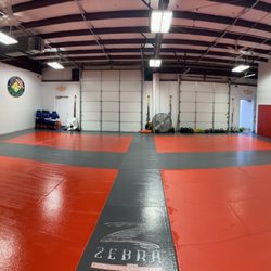 Gracie Jiu-Jitsu - Huge mat area