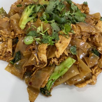 Lucky Thai - Chicken Pad Se Ew, no mushrooms, no carrots. - Thai Near Me - Murfreesboro, Tennessee Lucky Thai - Chicken Pad Se Ew, no mushrooms, no carrots. - Thai Near Me - Murfreesboro, Tennessee