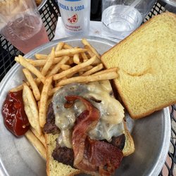 Go Fish Marina Bar & Grill - Cowboy burger