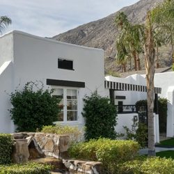 Amin Casa - Palm Springs - Front of the hotel, parking area.