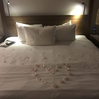 Único Hotel - Romantic turndown service. They also have an aromatherapy menu to choose from, as well as a pillow menu. - Hotels Near Me - Solidaridad, ROO