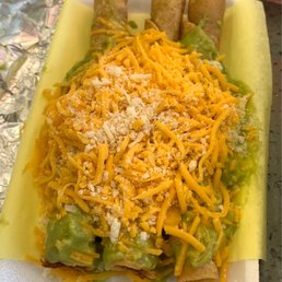 2 Tacos De Tortilla Dura De Carne Desmenuzada O Pollo / 2 Hard Shell Tacos Shredded Beef or Chicken