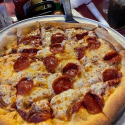 Edison Restaurant, Bar & Banquet Center - Pepperoni pizza