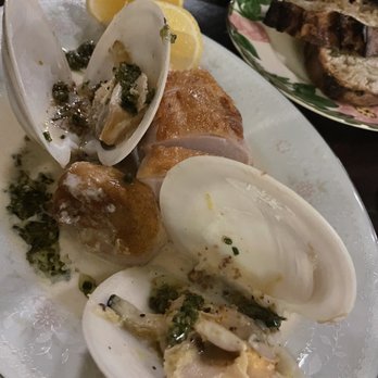 Laja - Chicken & clams - Modern European Near Me - Valle De Guadalupe, BCN Laja - Chicken & clams - Modern European Near Me - Valle De Guadalupe, BCN