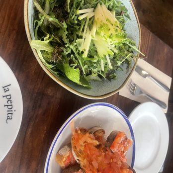 La Pepita - Green salad and pan con tomato - Tapas Bars Near Me - Barcelona, B