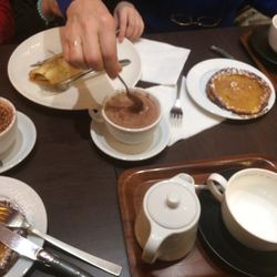 Le Valmy - Thé Dammann, crêpes et tarte aux pommes caramélisées
