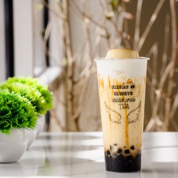 MÊ TEA McAllen - a cup of iced tea on a table next to a potted plant - Bubble Tea Near Me - McAllen, Texas