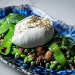 Burrata and peas salad