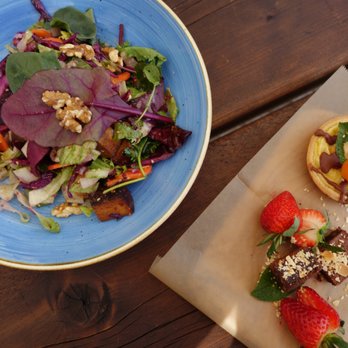 Dave B. - Superfood Bowl und Zitronenküchlein - International Near Me - Berlin, BE