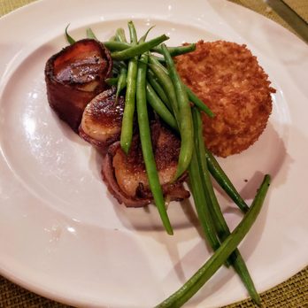 Bistro Joe's - Bacon wrapped scallops, grean beans, and fennel cake - New American Near Me - Birmingham, Michigan