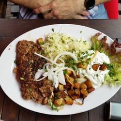 Nikolaus Grill - Bifteki mit Bratkartoffeln Krautsalat und Tsasiki