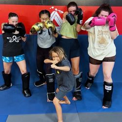 Haiku Muay Thai and Boxing - Women having fun and learning!